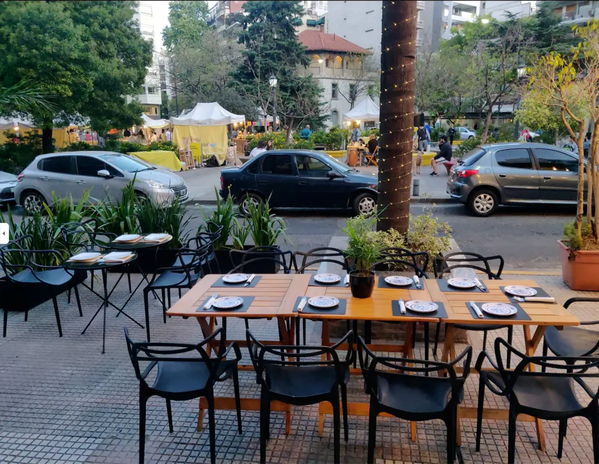 Terraza de Bankedo Plaza con vista a la plaza