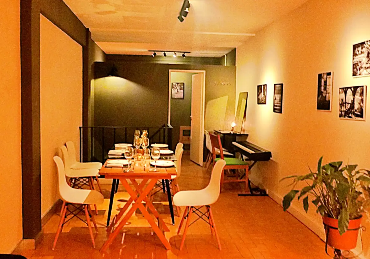 Mesas del piso superior con piano