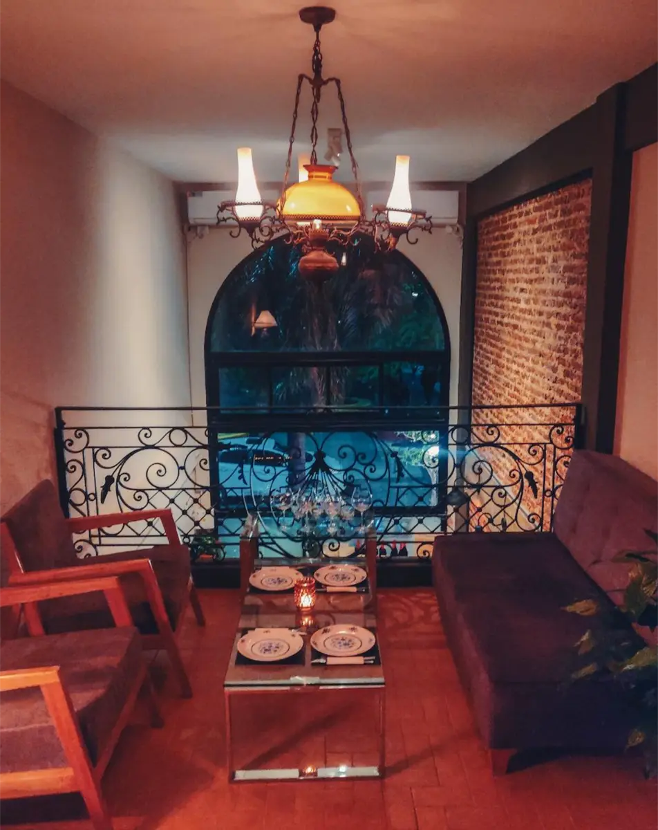 Living con sillones en el piso superior de Bankedo